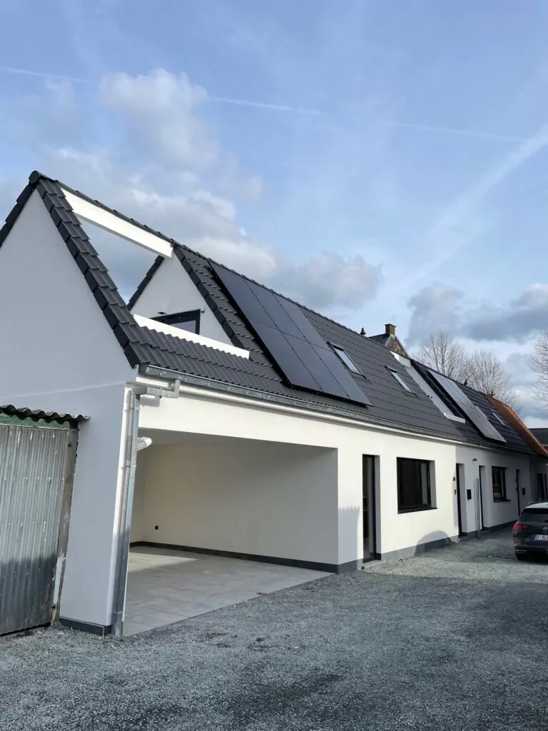 Nieuw dak en voorzien van zonnepanelen